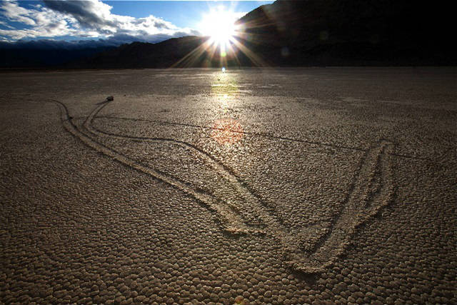 mysterious-sailing-stones-of-death-valley